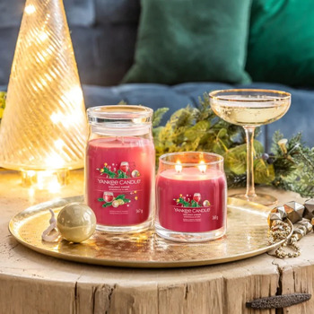 Sparkling Winterberry Signature Candle ( jiskrné zimní bobule ) - Vonná svíčka